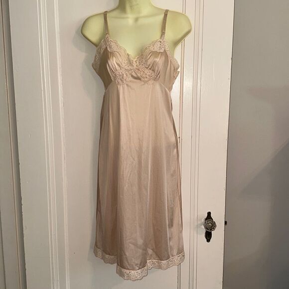 Vintage Vassarette tan nylon full slip with lace bodice & hem - Picture 1 of 8